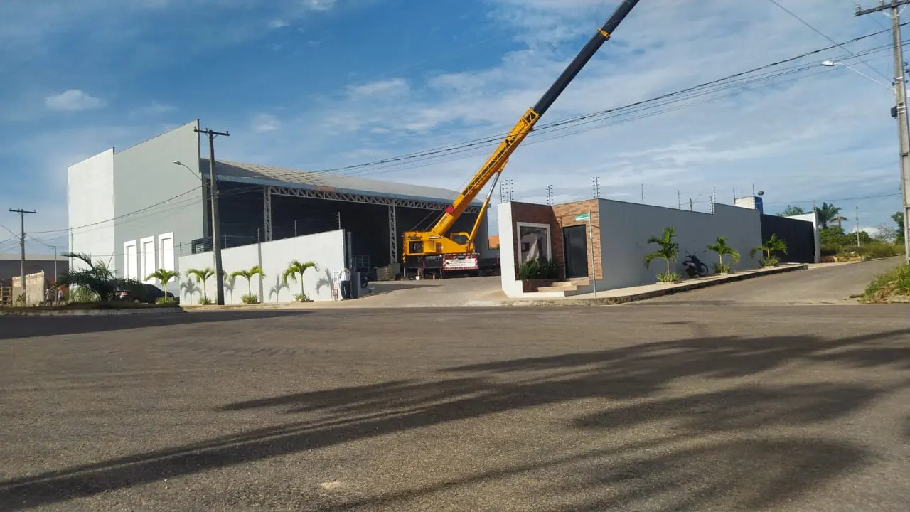 Crane working next to the Gomeri facility