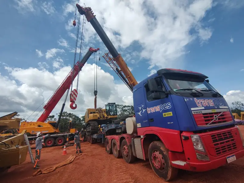 Crane team preparing a heavy lift