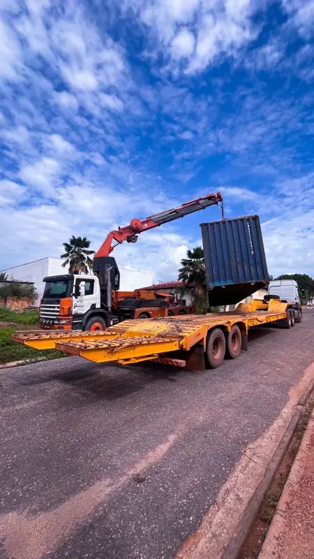 Munck truck lifting a container