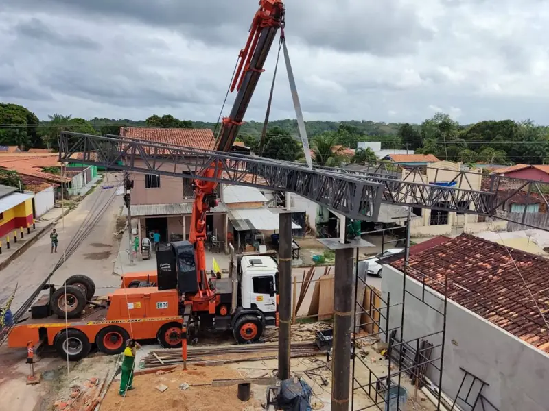 Gomeri Munck truck installing a metal structure