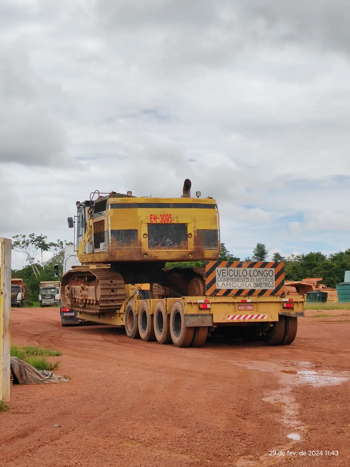 Excavator loaded on a Gomeri lowboy trailer
